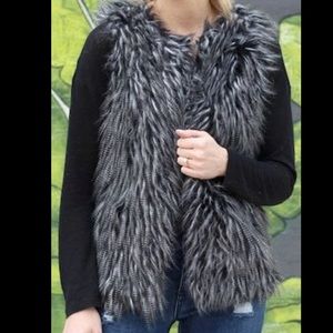 FOREVER 21 B&W FAUX FUR VEST